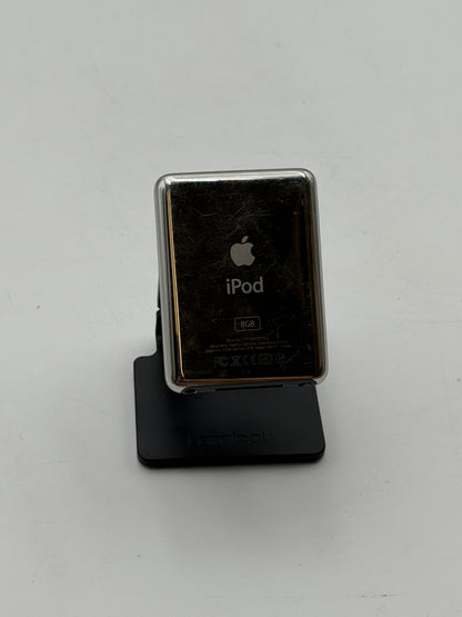 Apple iPod Nano 3rd Gen A1236 4GB Silver MP3 Player with Leather Case
