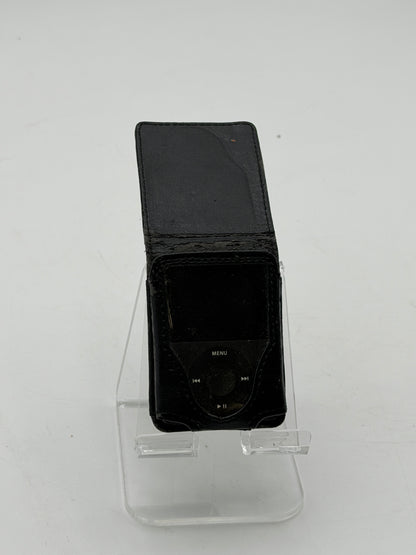 Apple iPod Nano 3rd Gen A1236 4GB Silver MP3 Player with Leather Case