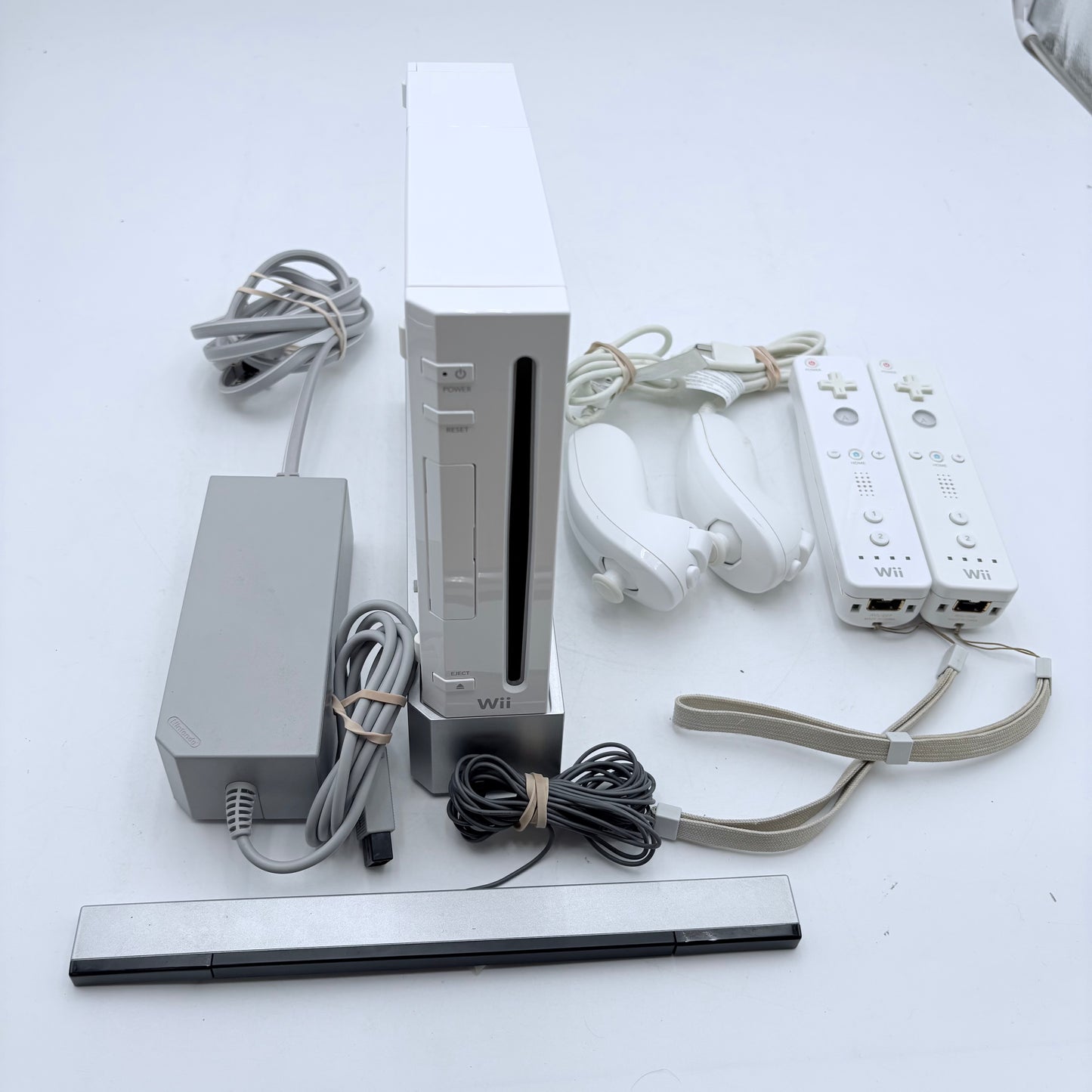Nintendo Wii RVL-001 2006 Video Game System White Two Controllers