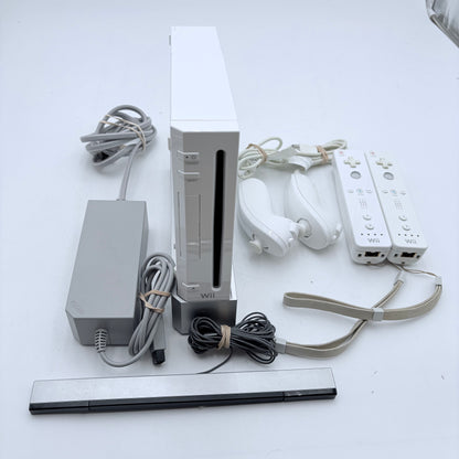 Nintendo Wii RVL-001 2006 Video Game System White Two Controllers