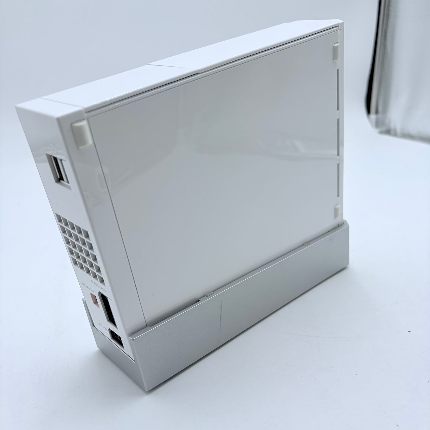 Nintendo Wii RVL-001 2006 Video Game System White Two Controllers