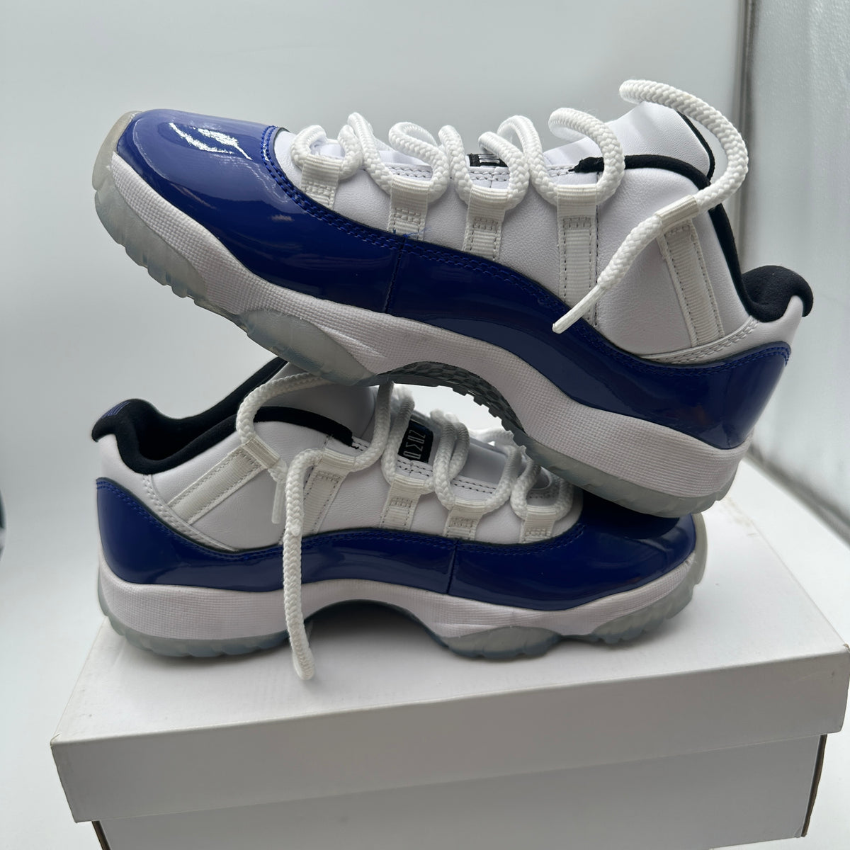 Jordan Womens Air Jordan 11 Retro Low White/Black-Concord Sneakers Size 7.5