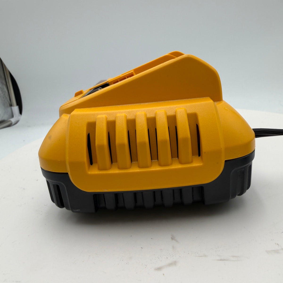 DeWalt DCB818 20V Lithium Ion Fast Charger