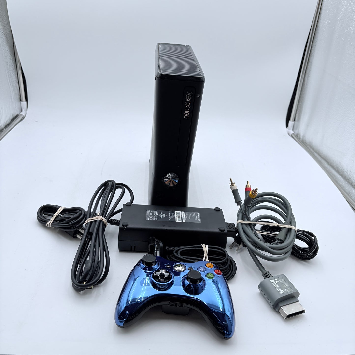 Microsoft Xbox 360 S (1439) 2010, 4GB with One Controller and All Cables