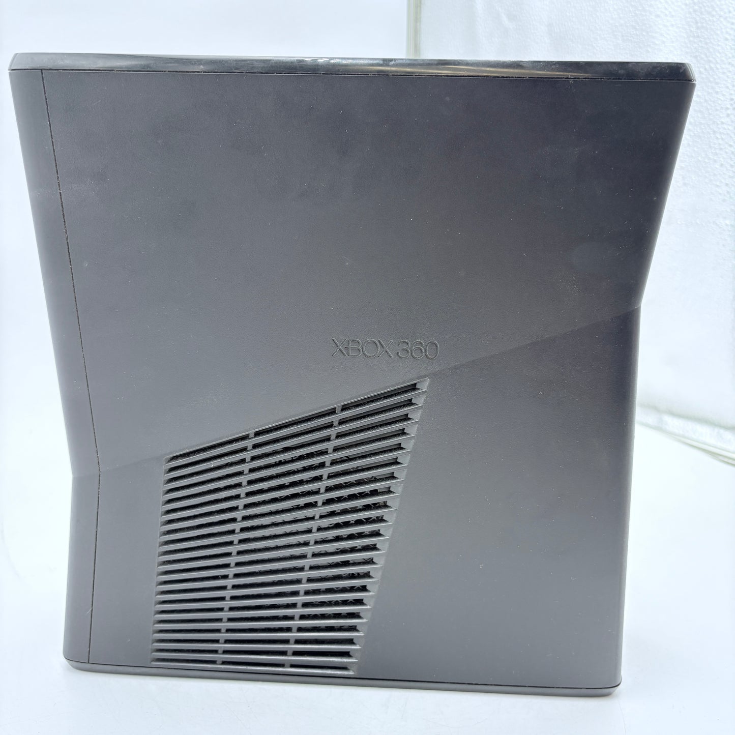 Microsoft Xbox 360 S (1439) 2010, 4GB with One Controller and All Cables