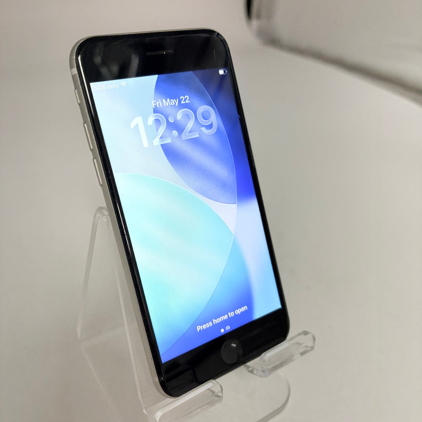 Unlocked Apple iPhone SE 64GB READ