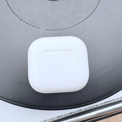Apple AirPods (4th Gen) Complete Set A3055 A3056 A3059 CIB