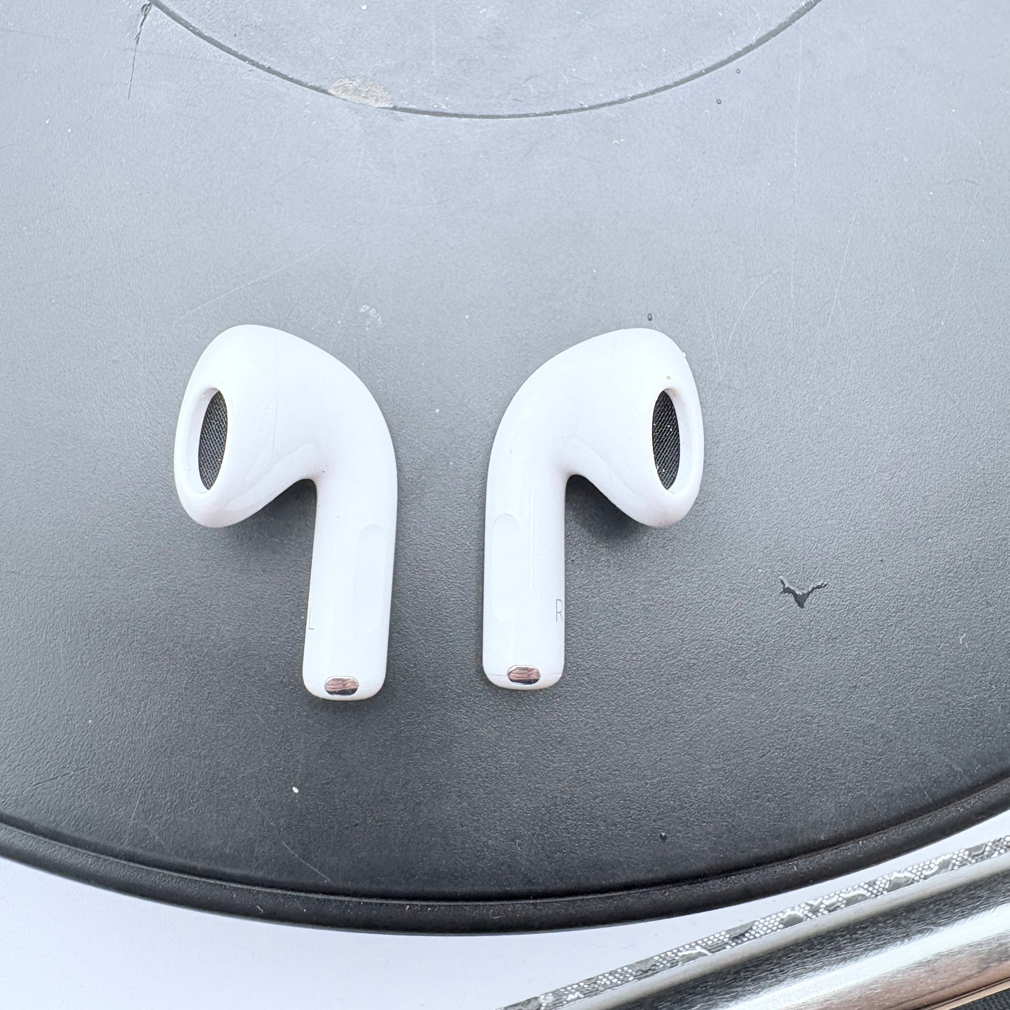 Apple AirPods (4th Gen) Complete Set A3055 A3056 A3059 CIB