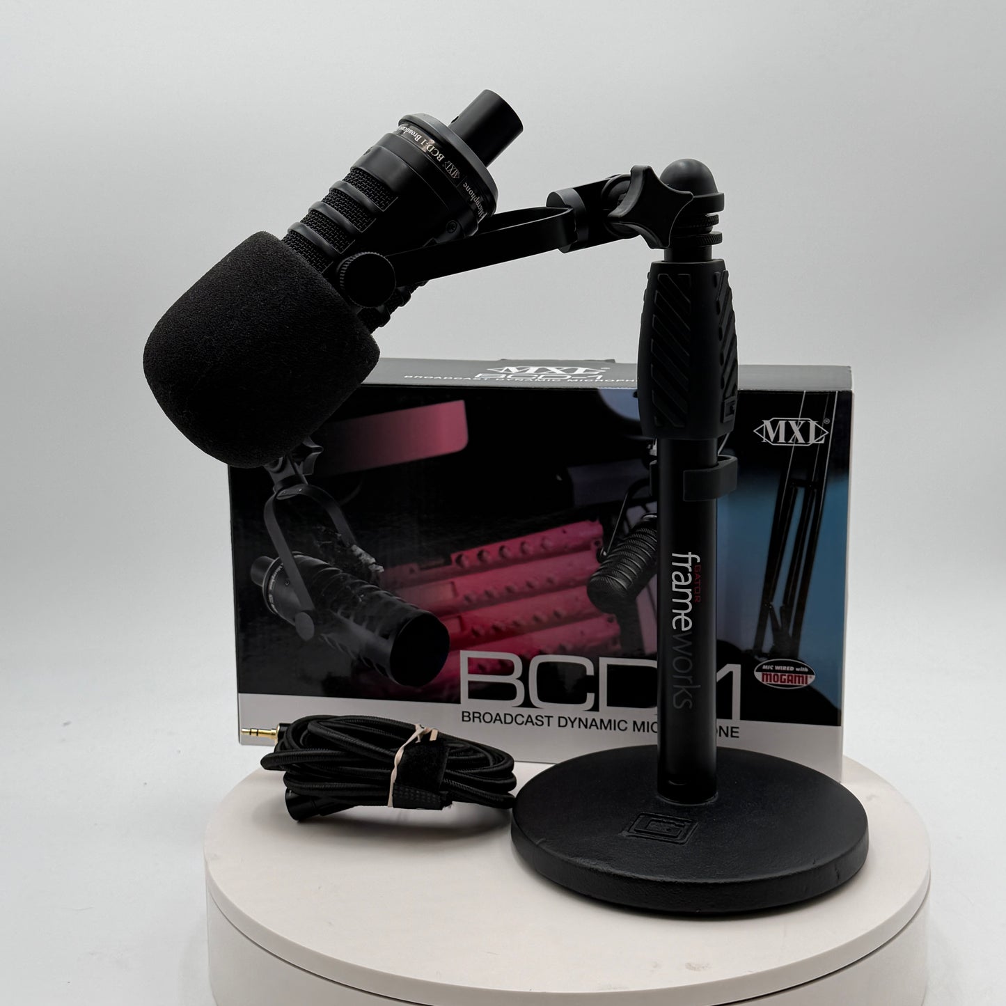 MXL BCD-1 Broadcast Dynamic Microphone iPhone Android Compatible