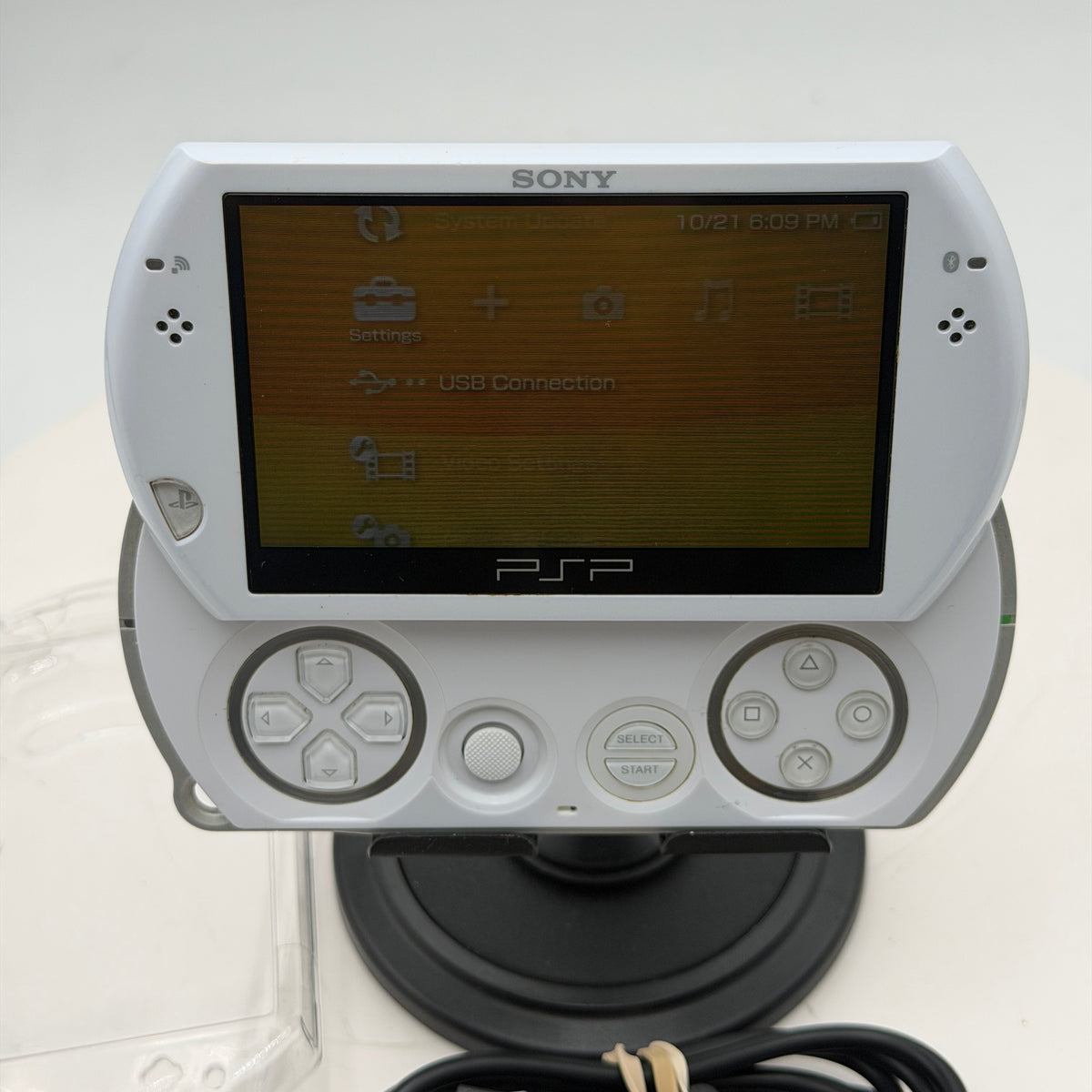 Sony PSP Go (PSP-N1001) White Handheld Game Console with Extras