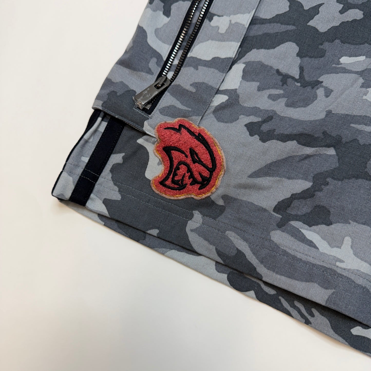 Under Armour Dodge SRT Hellcat Cargo Shorts Men's XL Gray Camo