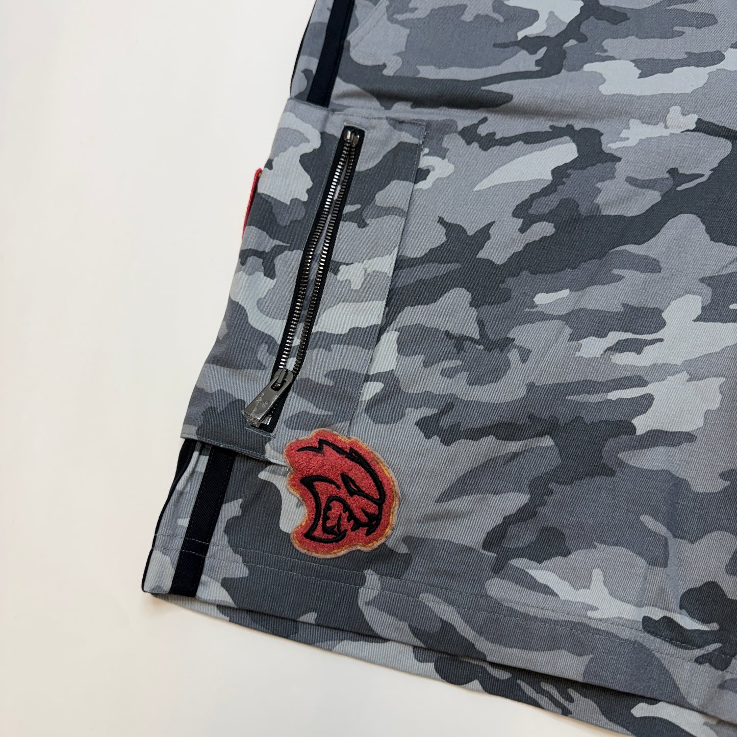 Under Armour Dodge SRT Hellcat Cargo Shorts Men's XL Gray Camo