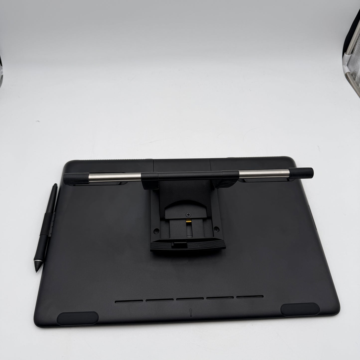 Wacom Cintiq 16 DTK-1660 Graphic Tablet READ