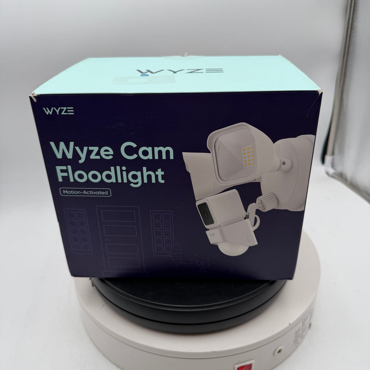 Wyze Cam Motion Activated Floodlight Security Camera - WHITE