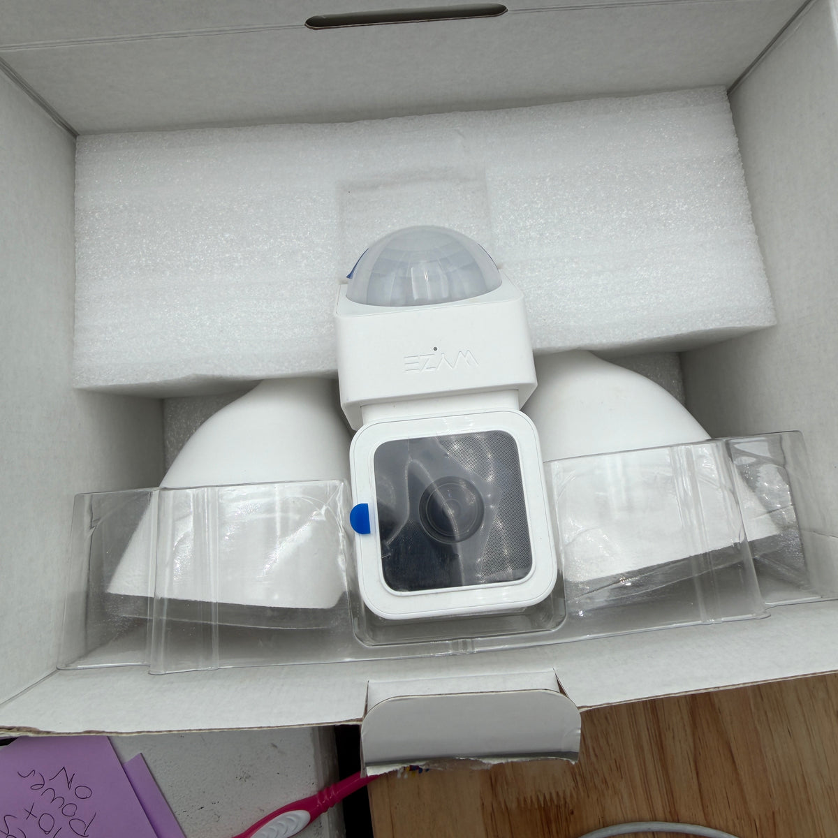 Wyze Cam Motion Activated Floodlight Security Camera - WHITE